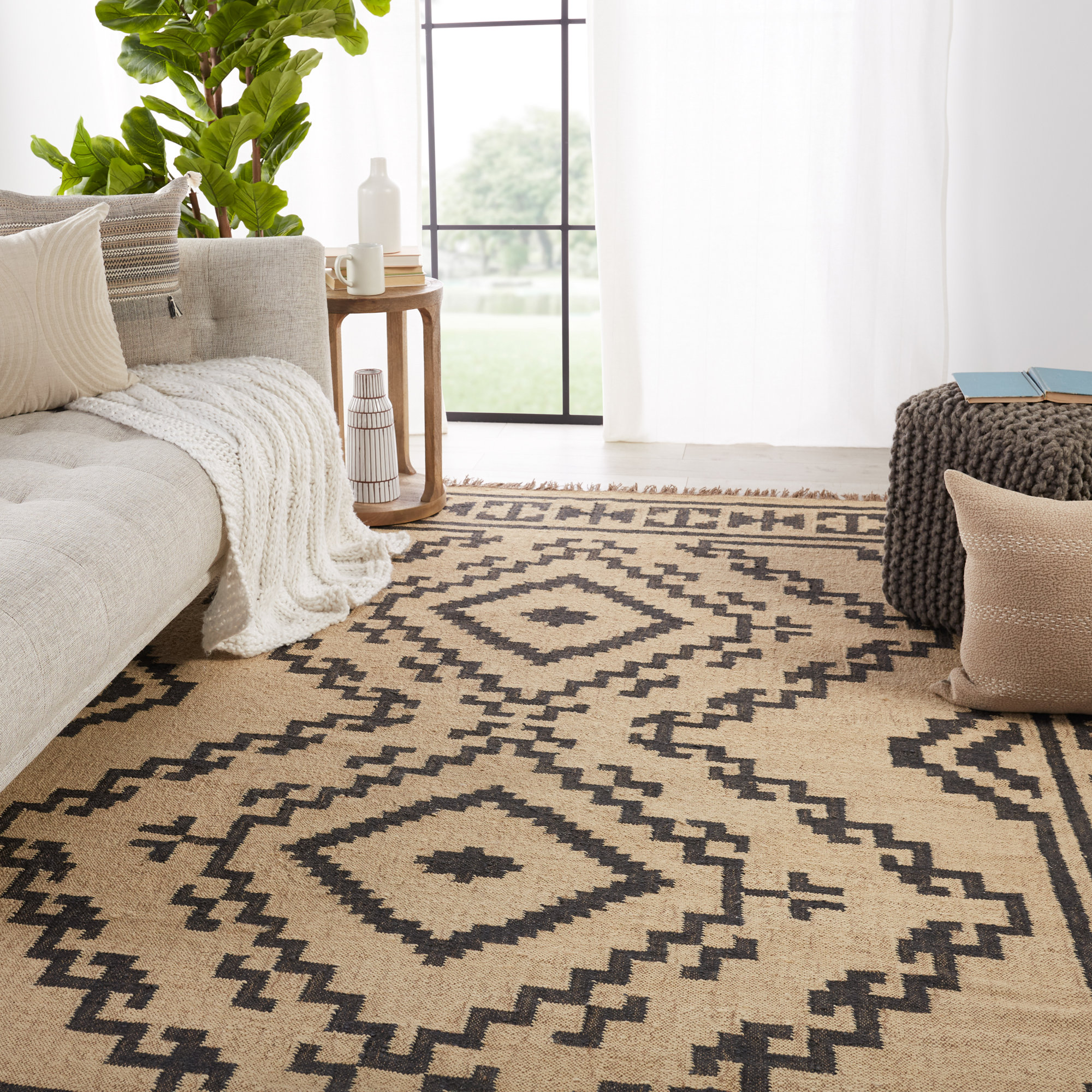 Louie Handmade Jute / Sisal Light Beige/Black Rug, Rectangle 5' x 8'