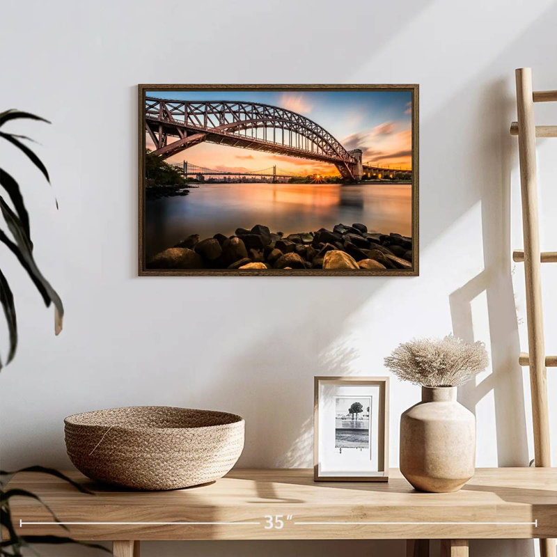 Pont Triboro au coucher du soleil, Cadre flottant en noyer, 31 po x 21 po