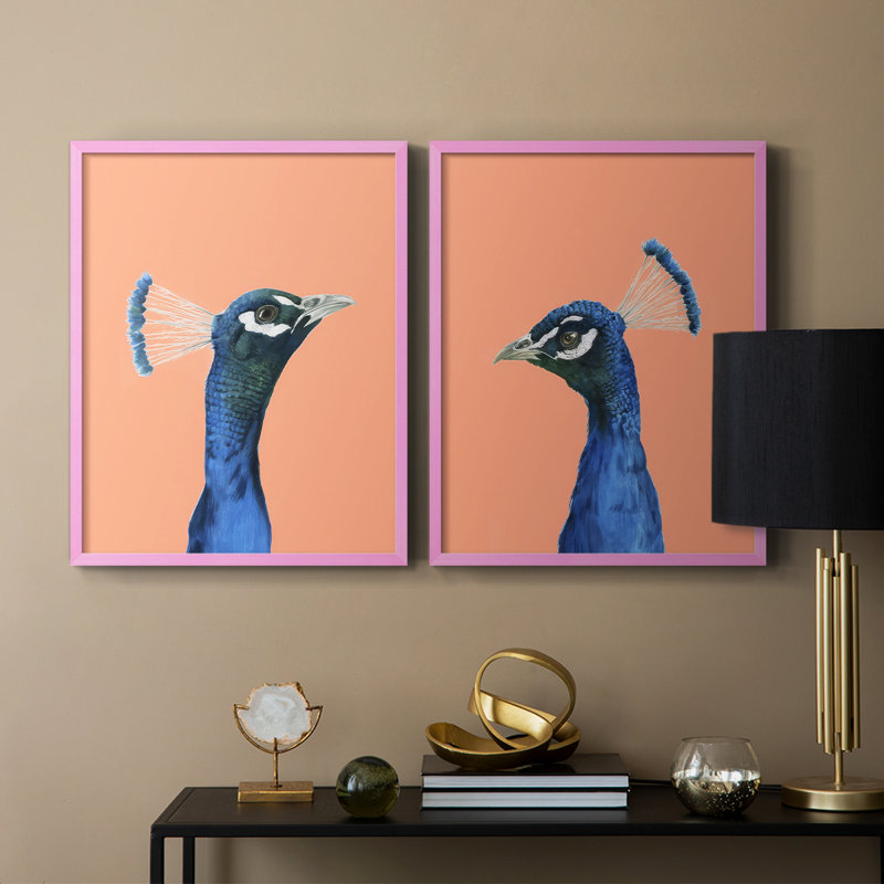 «Peach Peacock Portrait I», reproduction encadrée de qualité supérieure - prête à être accrochée - aucun clou requis - aucun clou requis