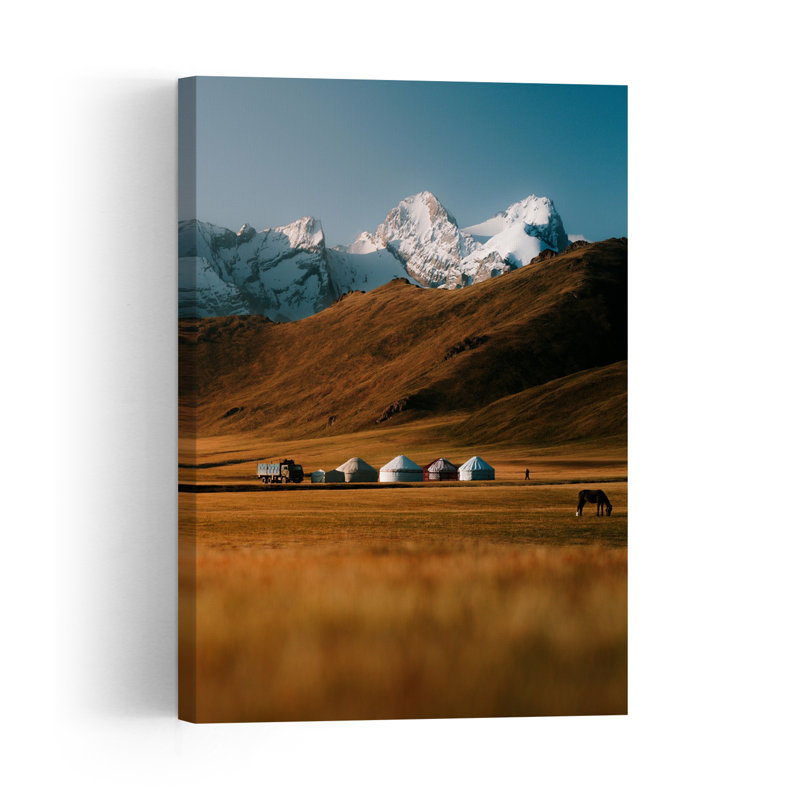Yourtes de la steppe dorée - Paysage rustique et paisible avec chevaux et montagnes (affiche murale), H 60 po x l 40 po