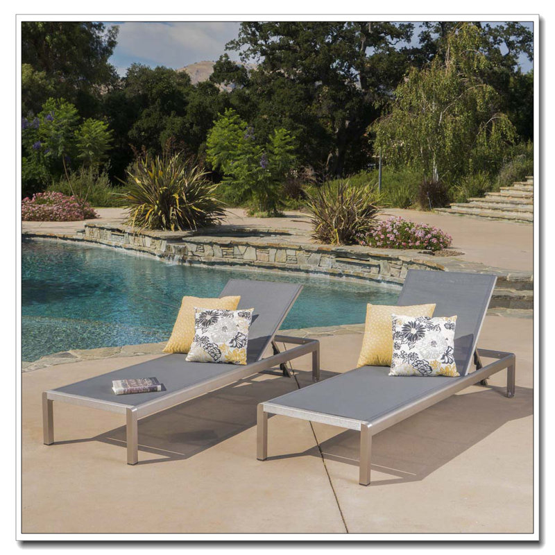 CHAISE LUNGE