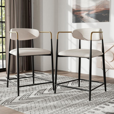 Deux chaises de bar contemporaines, de couleur noir, blanc et or, pattes en métal et accoudoirs incurvés, idéales pour une salle à manger.