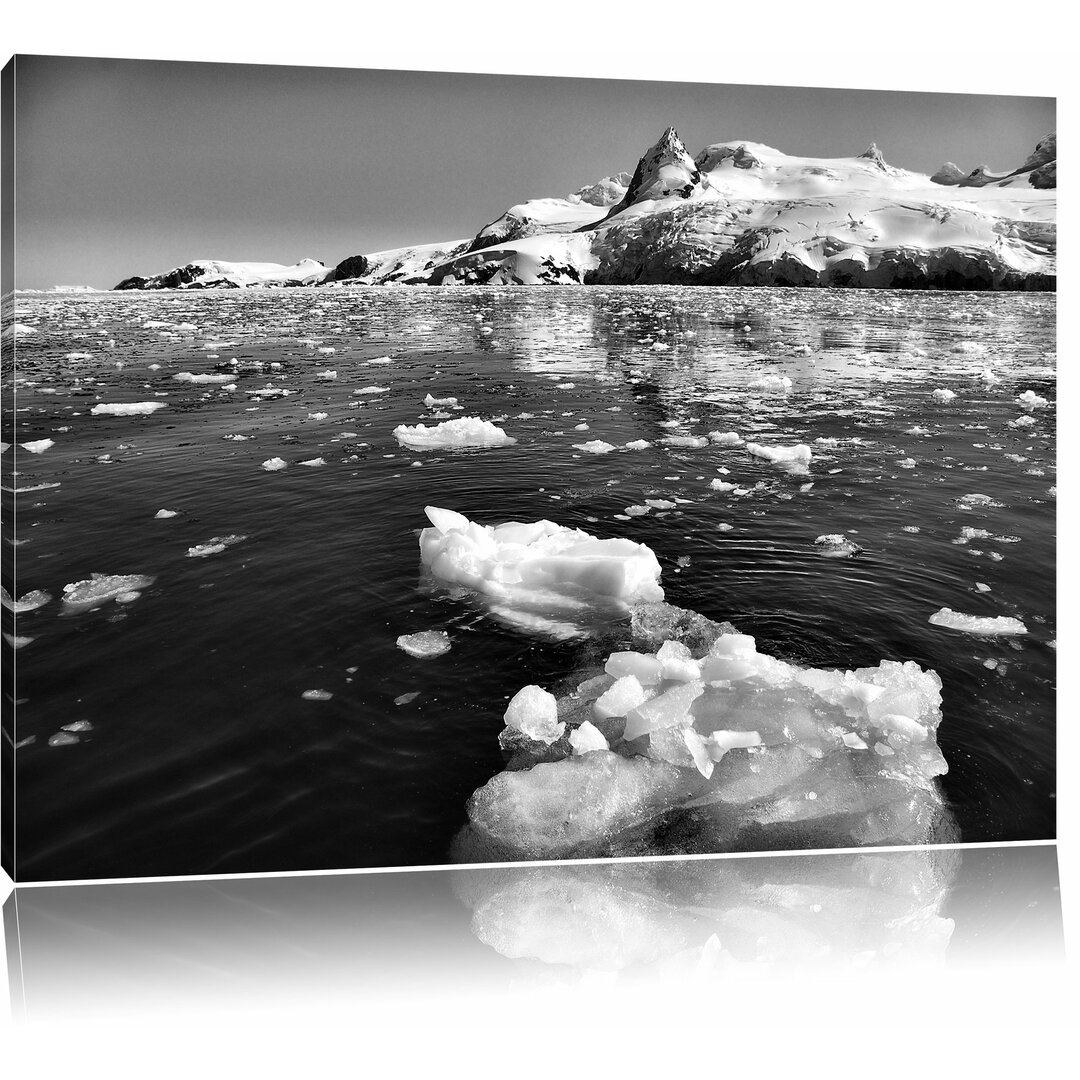 Leinwandbild Eisbrocken im Meer Arktis in Monochrom