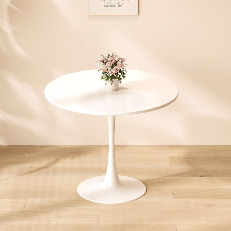 Élégante table de salle à manger blanche avec base ronde en acier et matériaux en acier