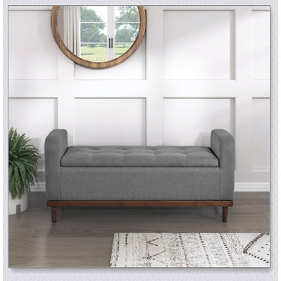 Banc de rangement Mid-Century avec plateau relevable avec revêtement capitonné et finition noyer massif, parfait pour les vestibules et les salons.