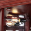 Vitrine en cerisier, lumières, tablettes en verre trempé, éclairage de miroir rétroéclairé avec et-23646279