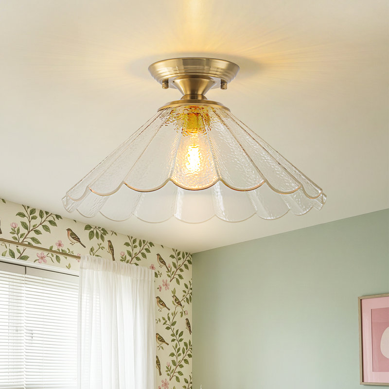 Plafonnier à une lumière, style moderne du milieu du siècle, avec abat-jour en verre festonné à effet vague.