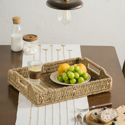 Plateau de service rectangulaire en osier festonné avec poignées - plateaux tissés à la main Seagrass, plateau de jacinthe d'eau pour la décoration intérieure et le salon, table de salle à manger, rangement de salle de bain, l 17,3 po x l 13,4 po x H 3,6 po