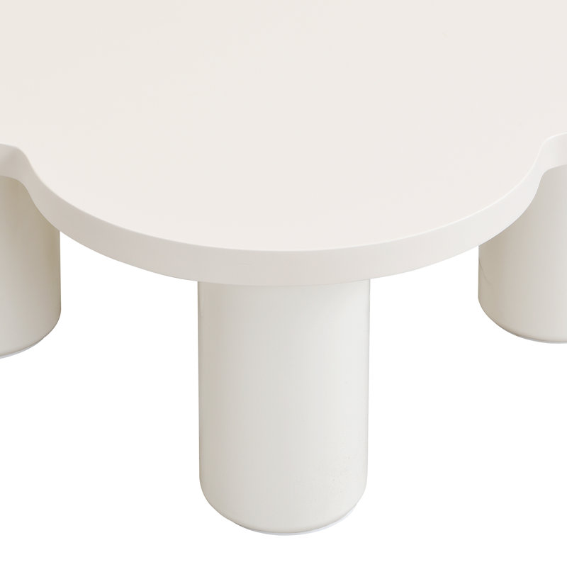 Ensemble de tables basses modernes en forme de pétales avec un design polyvalent et des soins personnalisés