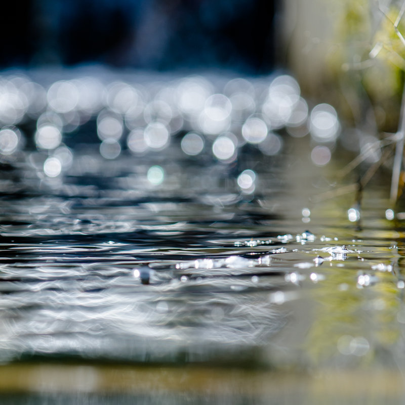 «Fast Flowing Water» par Isaacruiz - photographie sur toile tendue, H 12 po x l 12 po