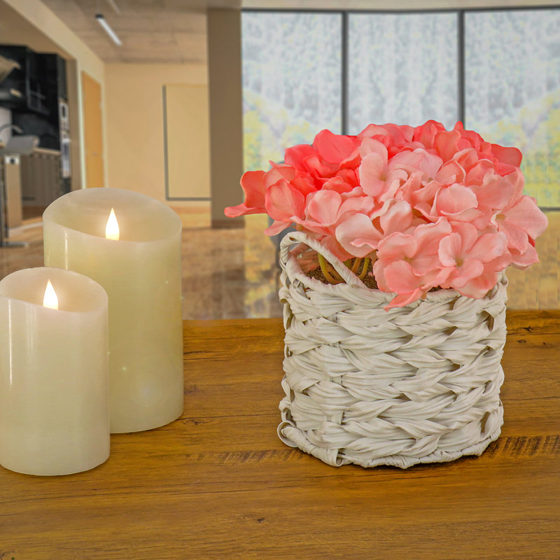 Bouquet d'hortensias dans un panier blanc, Corail