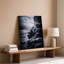 Toile, un ciel monochromatique dramatique rempli de nuages tourbillonnants et tourbillonnants mettant en vedette un art mural, une gamme de gris profonds et de noirs-547017074