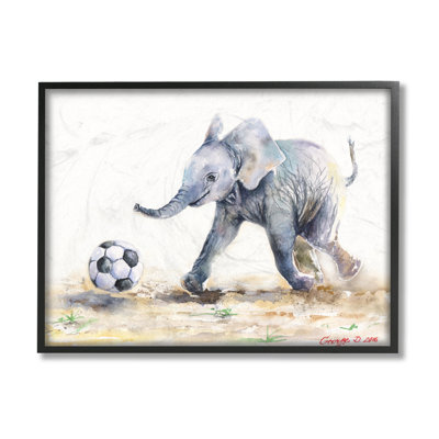 Éléphanteau jouant au soccer Adorable animal de la jungle