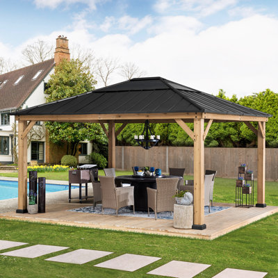 Pavillon de jardin d'extérieur en cèdre avec toit rigide en acier noir et toit en polycarbonate de 13 pi x 15 pi Sunjoy Mavis
