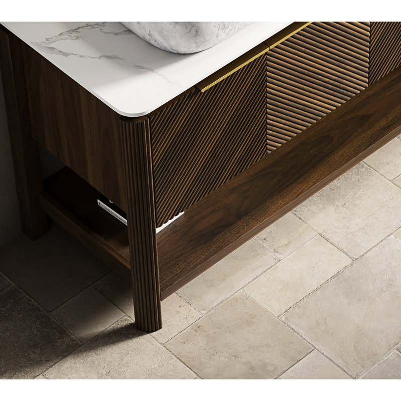 Meuble de salle de bain 60'' avec plateau en pierre frittée blanche, 4 portes et tablette ouverte, fini noyer foncé, résistant à l'eau et aux rayures, panneaux de porte en contreplaqué 3D, design multicouche, idéal pour le rangement.