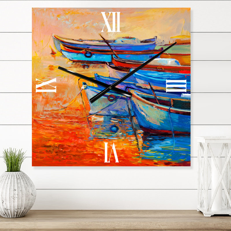 Horloge murale de bateaux se reposant sur l'eau pendant le coucher de soleil chaud, Moyen