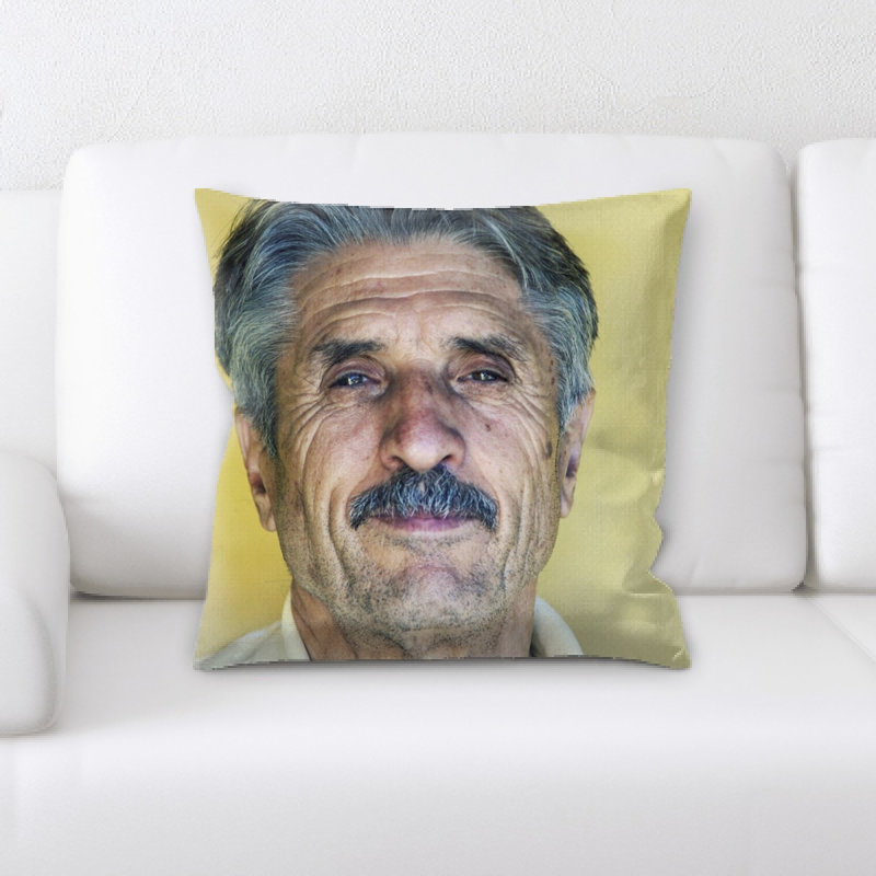 Coussin décoratif âgé