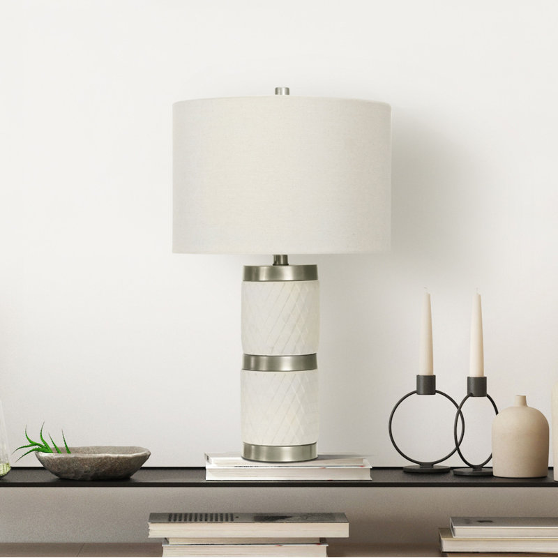 Lampe de table en béton brut avec détails en étain vieilli et abat-jour en lin, Crème, crème