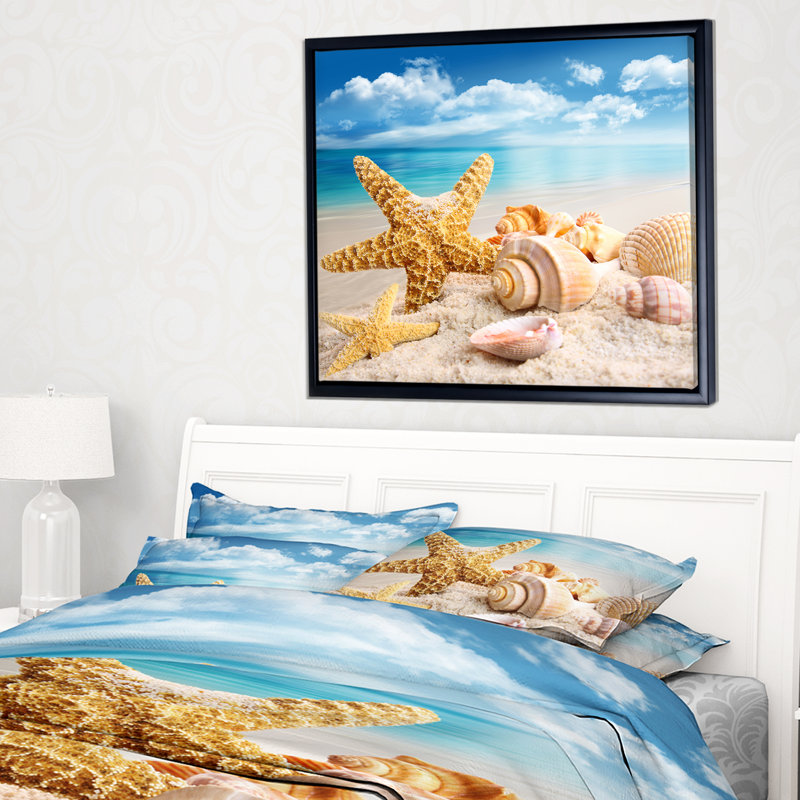 «Starfish and Seashells on Beach», photographie, H 16 po x l 32 po x P 1 po, Cadre flottant