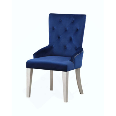 Élégante chaise d'appoint en tissu avec finition platine antique et dossier haut pour un dîner confortable