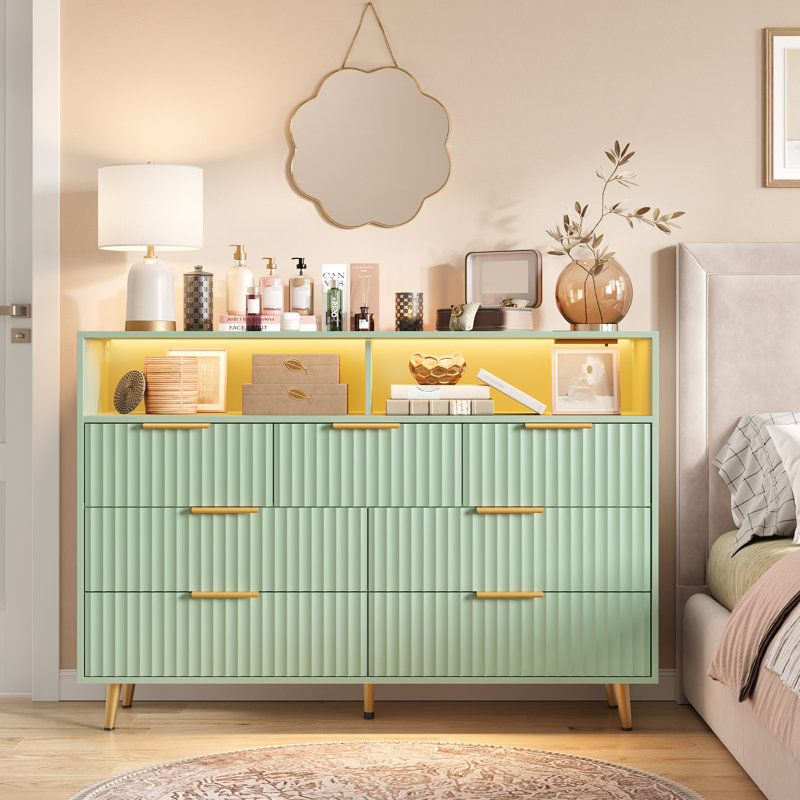 Commode 7 tiroirs cannelée de 54 pouces de largeur, commode moderne avec lumières à DEL et station de charge, poignées dorées, étagère de rangement ouverte, commode pour chambre à coucher et couloir, vert