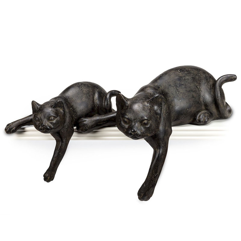 Figurine de chat délassant avec patte