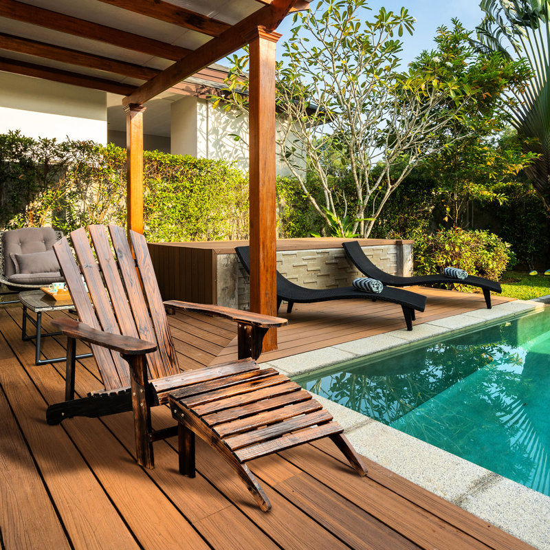 Chaise d'extérieur en bois rustique assortie - ambiance de patio brun