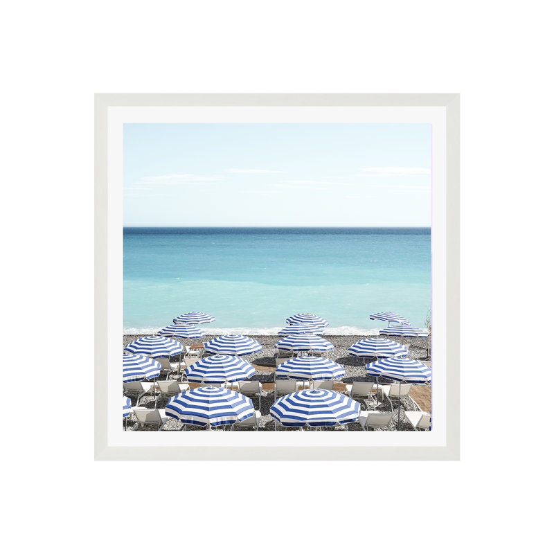 Photo de parasol bleu par Henrike Schenk, H 30 po x l 30 po x P 0,75 po, Papier avec cadre blanc, Oui