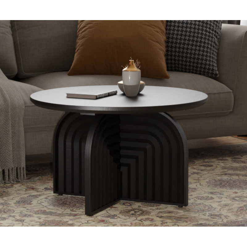 Table basse ronde en bois massif avec base en piédestal et finition noir mat
