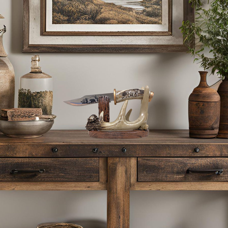 Couteau à lame en métal rustique avec poignée en bois sculpté
