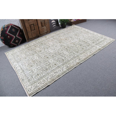Tapis turc fabriqué à la main avec des motifs complexes dans des tons neutres qui rehausse tout espace de vie