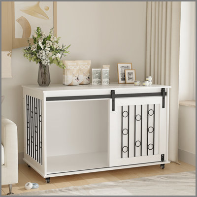 Mobilier de caisse pour chien 39,37 po en bois moderne avec porte de grange coulissante et porte latérale, table de bout intérieure pour chenil pour petits et moyens chiens, cage décorative pour animaux avec barres en métal et roues verrouillables - blanc