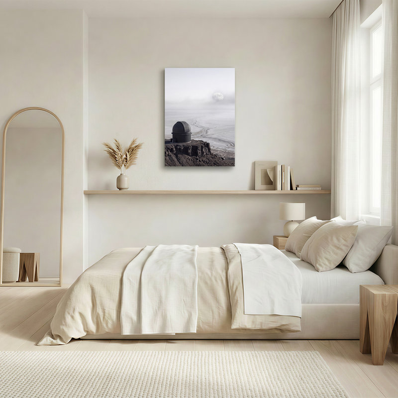 Tableau sur toile représentant un dôme d'observatoire sombre sur une falaise rocheuse brumeuse avec pleine lune