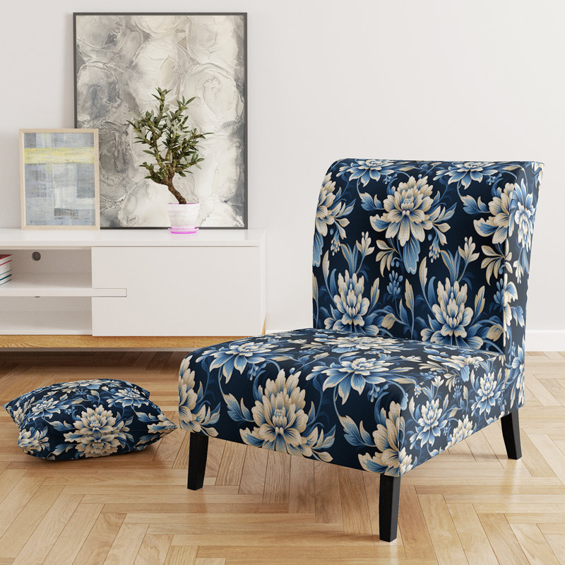 Fauteuil de chambre rembourré blanc et bleu symétrique damas et éclectique