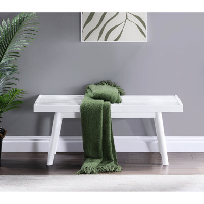 Le banc à lattes en bois massif blanc de 41,94 po ajoute un aspect fascinant à la chambre et au vestibule