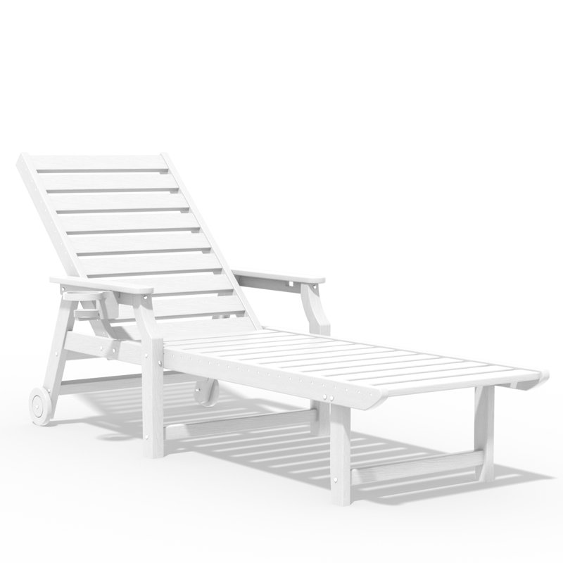 Chaise longue d'extérieur en PEHD, dossier réglable sur 5 positions, avec roulettes et porte-gobelet, idéale pour terrasse de piscine ou jardin, blanche.