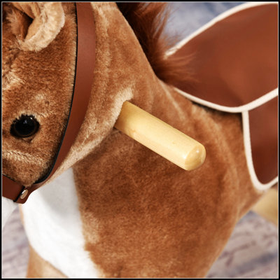 Cheval à bascule interactif en peluche avec des bascules en bois, une gueule qui bouge, une queue qui remue et des effets sonores pour jouer