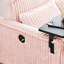 Velours côtelé rose élégant : Double fonction avec plateau amovible et ports pour un espace glamour. Avantages pratiques : Lit, plateau, commodité.