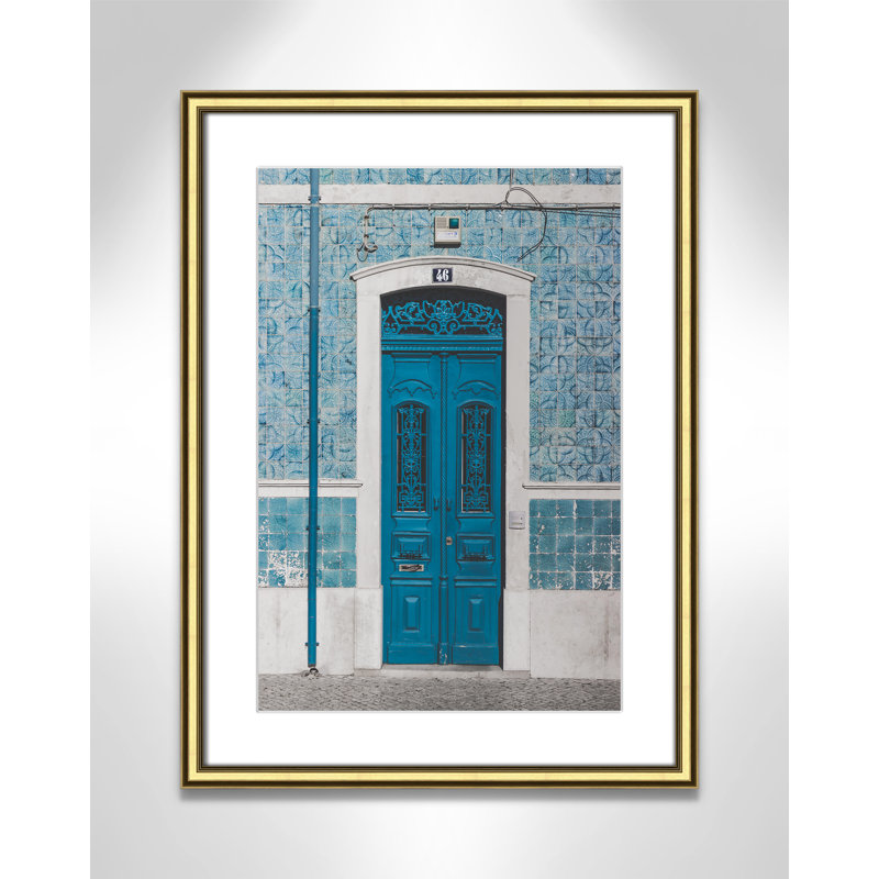 «Blue porte of Caldas De Rainha, Portugual» par Catarina Carvalho - photographie de cadre, Or