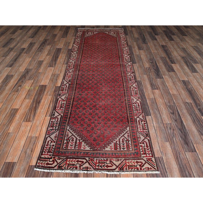Tapis cramoisi 3 pi x 9 pi 5 po rouge Sarouk rétro avec motif Boteh, patiné fin, 100% laine, noué à la main, velours zéro, côtés et extrémités professionnellement sécurisés, tapis de couloir oriental
