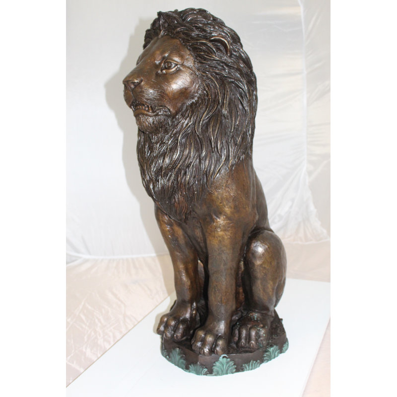 Statue de lion assis sur une base en bronze - sculpture Hembree pour décoration de jardin et de porche, L 13 po x l 13 po x H 34 po