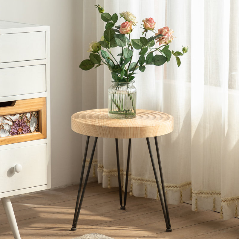 La table de bout gigogne ronde 17 po Bradlay allie les styles moderne et rétro à 3 pieds pour le salon et la chambre