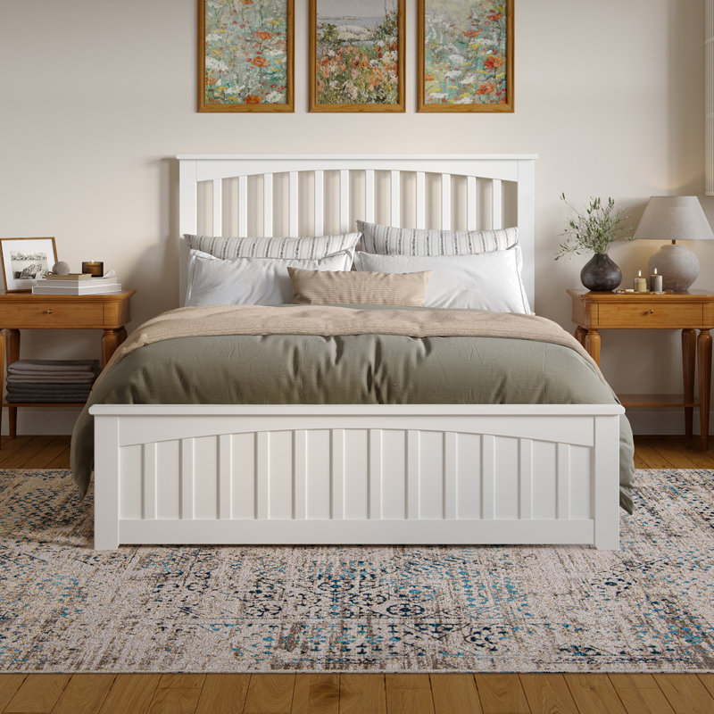Lit plateforme en bois massif avec pied de lit assorti Aritra, Blanc, Grand