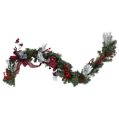 Guirlande de Noël 6 pi x 12 po pré-éclairée à motif écossais et baies rouges - lumières blanc chaud