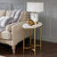 Table de bout en marbre blanc avec pieds en métal doré brillant, décoration exquise, surface à assembler et salon délicat