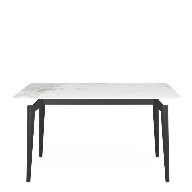 Table de salle à manger en pierre frittée brillante avec pieds en métal noir pour 6 à 8 personnes, design de luxe moderne pour les réunions de famille et les réceptions.