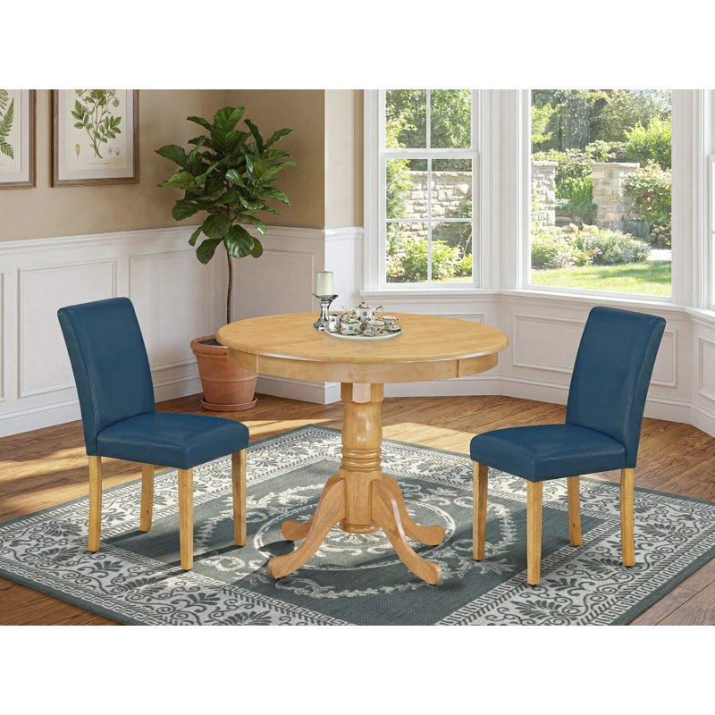 L'ensemble 3 pièces de table et chaises de cuisine comprend une table de salle à manger ronde avec piédestal et 2 chaises Parsons en similicuir bleu Oasis, chêne