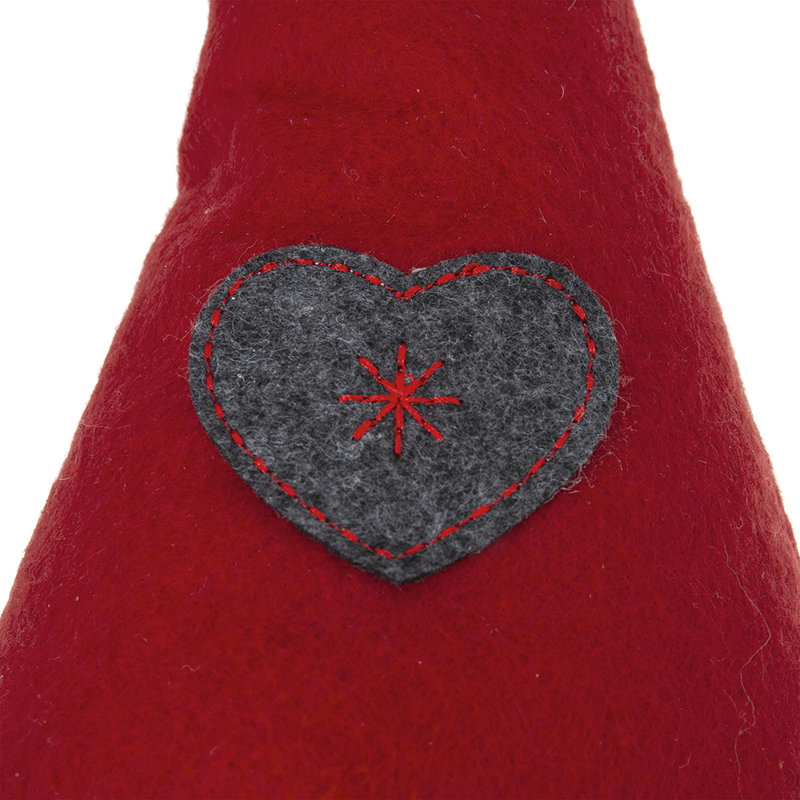 Gnome debout tenant un cadeau
