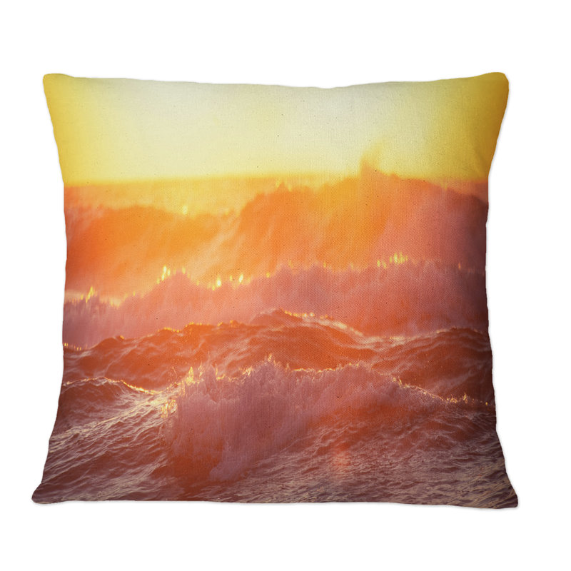 Coussin décoratif Golden Sea Sunrise And Splashing Wave - imprimé nautique et côtier, 18 po x 18 po