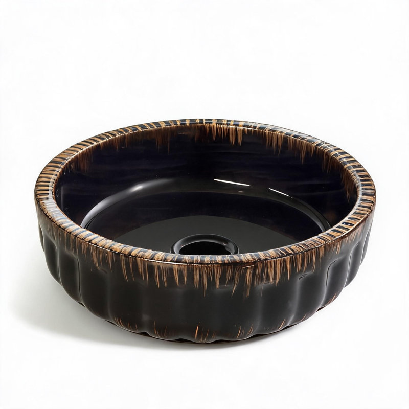 Vasque à poser en céramique noire de 38 cm x 38 cm avec bordure dorée.